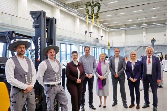 Nehmen Aufstellung zum Richtfest (v.l.): die Poliere Marco Eigel und Kai Gurrath (Leonhard Weiss), Nadine Despineux (Vorständin Sales), Dr. Tobias Harzer (Vorstand Automation & Warehouse Equipment), Linda Duffy (Vice President Marketing), Richard Brandstetter (GF Logistiksysteme), Magdalena Finsterhölzl (Head of Jungheinrich Experience Center Planning, alle Jungheinrich) sowie Helmut Petz (Landrat Landkreis Freising).(Bild:  Jungheinrich)