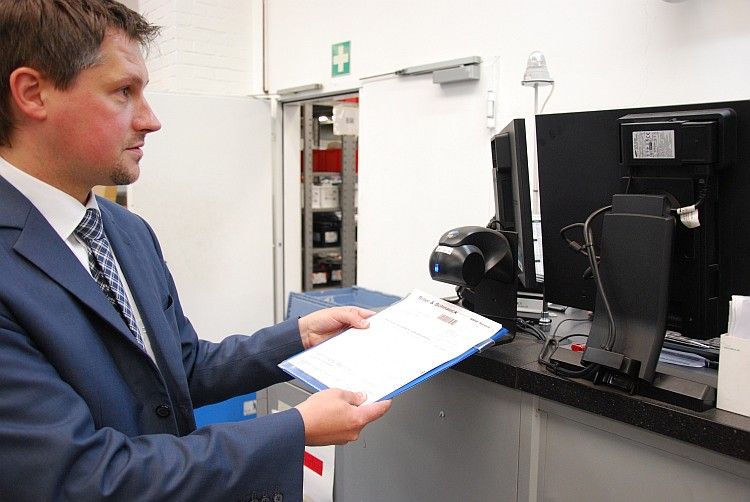 Aftersales-Leiter Kai-Uwe Wunder demonstriert das Scanner-System, mit dem die Werkstattaufträge gesteuert werden. (Foto: Rosenow)