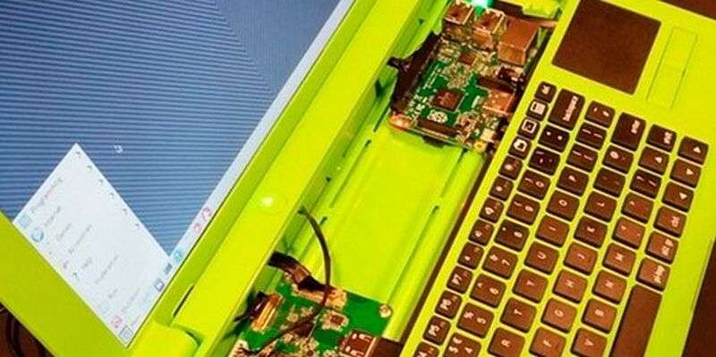Raspberry Pi Laptop-Kit pi-top: Einblick in das Innenleben mit Raspberry Pi (rechts) und der pi-top-Platine (Bild: indiegogo/Chevaan Seresinhe)