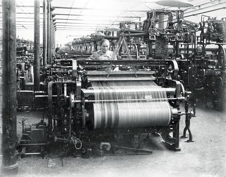 Bereits 1895 stattete die Spinnerei C. G. Hoffmann erstmal in Sachsen Webstühle mit Elektromotoren aus: Ein kleiner Gleichstrommotor trieb über Transmissionsriemen den gesamten Webstuhl an. (Siemens Historical Institute)