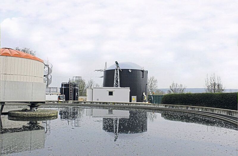 The sewage treatment plant in Burgebrach, Bavaria, demonstrates how a municipal enterprise can effectively reduce its energy and disposal costs with the help of a biogas plant. For the existing sewage treatment plant, which serves a population of 13,000, Weltec has added a sludge digestion unit including energetic utilisation of sewage gas in the combined heat and power (CHP) plant. (Weltec)