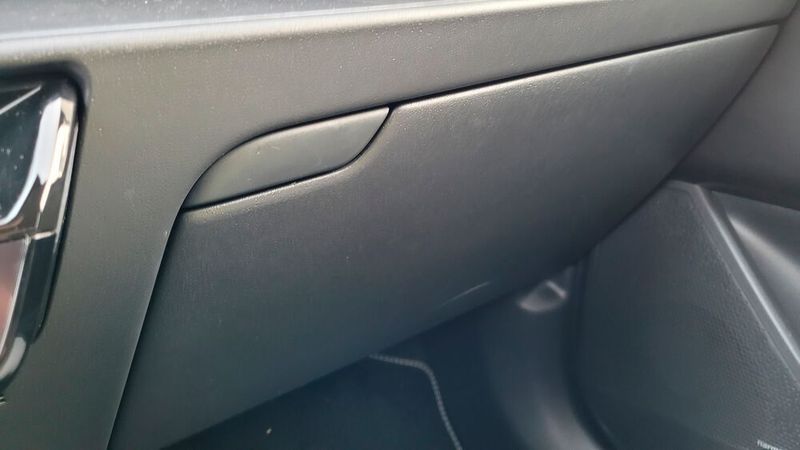 7. Das Handschuhfach: Wer es öffnen möchte, muss viel Kraft aufwenden. Mal eben mit dem kleinen Finger auf den Knopf drücken funktioniert jedenfalls nicht.  (Bild: Wehner - Vogel Communications Group)