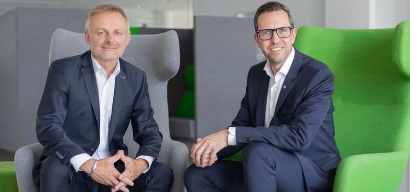 CFO Andreas Schoberleitner und CEO Christoph Knogler (v.l.) blicken auf ein erfolgreiches Geschäftsjahr 2025/26 mit rund 6 Prozent Wachstum zurück.(Bild:  GregorHartl.at)