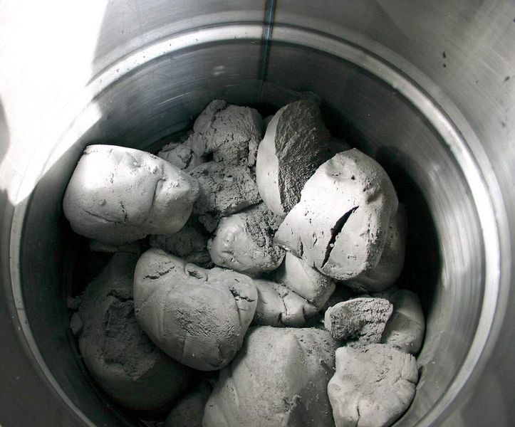 Bild 3: Nahezu ölfrei sind die stichfesten Schleifrückstände aus der Filteranlage. Bilder: Knoll (Archiv: Vogel Business Media)