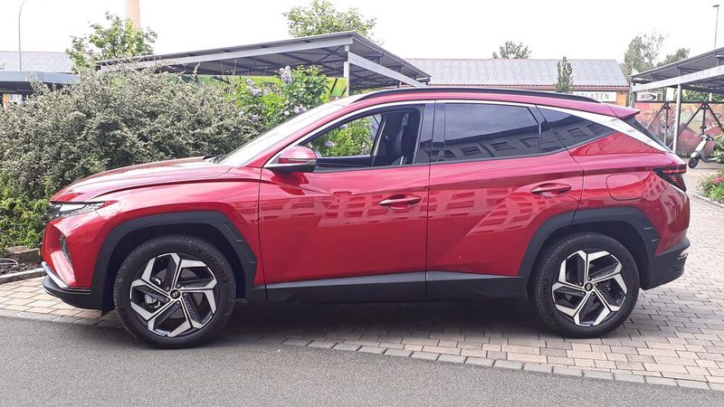 Selbstbewusste Erscheinung: Die aktuell vierte Generation des Tucson entspricht dem europäischen Geschmack. Auch groß gewachsene Europäer finden in dem 4,5 Meter Plug-in-SUV vorne und gerade auch hinten (bis zwei Meter Körpergröße ausreichende Kopffreiheit!) ein bequemes Plätzchen. Rund 50 Kilometer rein elektrische Reichweite schafft der Hyundai. Der entsprechende 13,8-kWh-Akku auf Lithium-Polymer-Basis ist im Mitteltunnel untergebracht. (Bild: Dominsky – VCG)