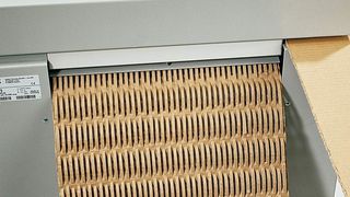 Die Handhabung des Shredders ist einfach: Die ausgedienten Kartonagen werden in den Einführschlitz geschoben, von den Messerwalzen eingezogen und zu einer Kartonmatte mit luftiger Maschenstruktur verarbeitet. (Archiv: Vogel Business Media)