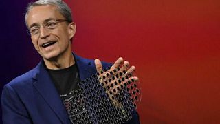 Intel lässt sich ins Glas schauen: Chef Pat Gelsinger präsentiert Chips, die auf Glas-Substraten sitzen.  (Bild: Intel)