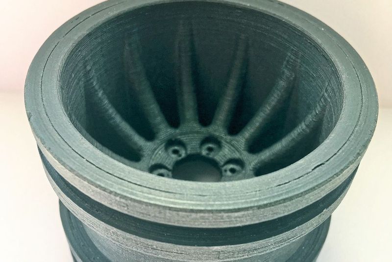 Bis 260 °C stabil: PEEK Carbon als Filament für den 3D-Druck. (German RepRap GmbH)