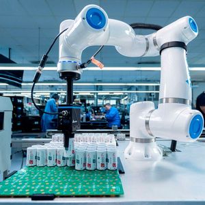 Teilautomatisierung in der EMS-Praxis: Der D-Bot wurde darauf ausgelegt, Leiterplatten außerhalb der regulären Arbeitszeit der Mitarbeiter jeweils mit 68 großformatigen Kondensatoren zu bestücken.(Bild:  Delta Electronics / Elektron)