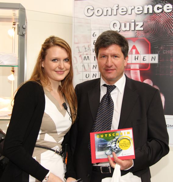 Glückliche Gewinner des Conference Quiz bei der Übergabe ihrer Preise  (Vogel IT-Akademie)