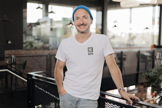 Stefan Luegmayr, Gründer und Geschäftsführer von Hinuts: „Im Grunde bedeutet der neue Standort mehr Präzision und Effizienz – ohne Kompromisse bei der Produktqualität.“(Bild:  Stefan Wolfsteiner)