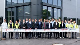 Vertreter von Brembo und SGL Carbon eröffnen die erweiterte Produktion am Standort Meitingen. (Bild: SGL Carbon)