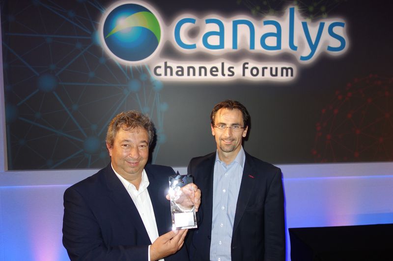 Rudolf Hotter und Martin Mayr, Cancom waren stolz auf ihren Preis in der Kategorie Cloud Service Provider of the Year 2015. (Bild: IT-BUSINESS)