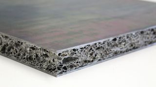 Das ist der Schnitt durch ein besonders leichtes Metallschaum-Sandwich. Es handelt sich im Inneren um Aluminiumschaum. Die Deckplatten sind aus Stahl oder Aluminium. Für die Forscher vom Fraunhofer IWU ist das die Chance für die Binnenschifffahrt bei Niedrigwasser. (Bild: Fraunhofer IWU)