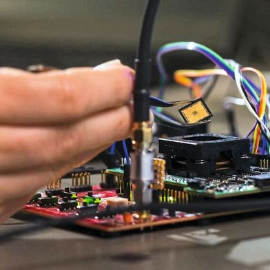 Platzierung eines Chips auf einer Testplatine am Lehrstuhl Sicherheit in der Informationstechnik der TU München. (Bild: Astrid Eckert / TUM)