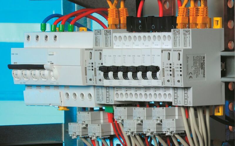 Die Verbindung von Modulen und Kabeln mit Klickverschlüssen verhindert Anschluss- und Installationsfehler. (Socomec)