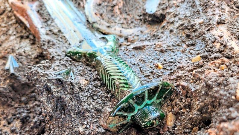 „Kusanagi“ ist ein  zweischneidiges Schwert im Stil der Bronzezeit (wie bei diesem Fund in der Nähe von Nördlingen im Landkreis Donau-Ries), entstammt aber der Mythologie. (Bild:  Archäologie-Büro Dr. Woidich/Sergiu Tifui)