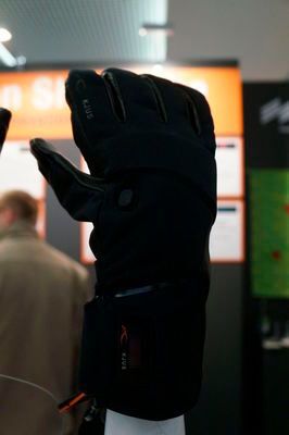 Der intelligente Handschuh von Kjus besitzt ein Bluetooth-Handset mit integriertem OLED Display, wasserfeste Lautsprecher und ein Mikrofon mit 