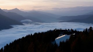 Das Reinhold Messner Haus am Helm fügt sich nahtlos in die Landschaft ein und lässt eine veränderte Topografie sowie ein neues Gleichgewicht zwischen Gebäude und Natur entstehen. (Bild: Florian Jaenicke)
