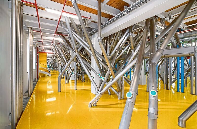 The pipe layout at Swissmill appears unclear and chaotic, but thanks to the VMI solution from Vega everyone in production has a clear overview of the relevant inventory levels for the individual flour types. (Vega)