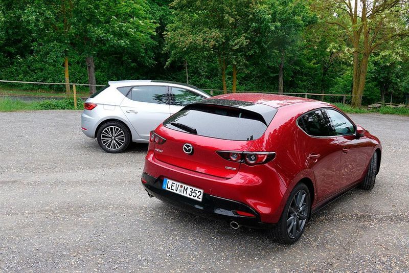 Das Heck des Mazda: Von außen elegant, von innen eine dunkle Höhle. (Jan Rosenow/»kfz-betrieb«)