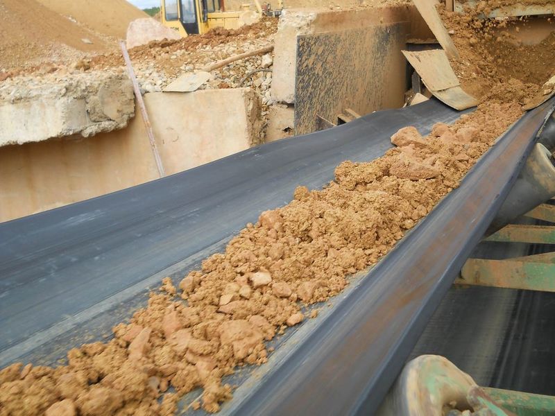 Dirty material on the conveyor (Picture: Haver & Boecker)