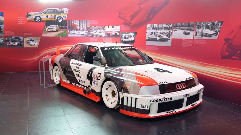 Den Audi 90 quattro IMSA GTO hat Audi 1989 in der amerikanischen IMSA-GTO-Rennserie eingesetzt. Er sollte nach vorangegangenen Erfolgen im Rallyesport und dem Gewinn der ebenfalls in den USA angesiedelten Trans-AM-Serie 1988 mit dem Audi 200 quattro Trans-AM die Überlegenheit des quattro-Antriebs auch auf der Straße demonstrieren. Der vom Sport quattro S1 Pikes Peak abgeleitete, turboaufgeladene 5-Zylinder-Reihenmotor mit 2,2 Liter Hubraum leistet bis zu 530 kW (720 PS). (Bild: Dominsky – VCG)