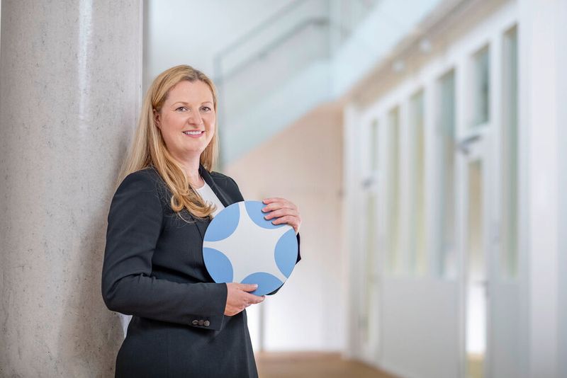 Prof. Dr. Katja Schenke-Layland wurde neben dem Young Scientist Award der Tissue Engineering & Regenerative Medicine International Society, European Chapter vom Handelsblatt auch als einer von Deutschlands klügsten Innovatoren ausgezeichnet. Mit ihrem Mann will sie eine Firma gründen, um Therapien voranzutreiben, mit deren Hilfe nach Herzinfarkten Gewebeschäden vermieden werden sollen. (Bioregio Stern Management)