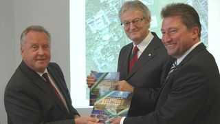 Ein kleiner Willkommensgruß in Leverkusen: Oberbürgermeister Reinhard Buchhorn (links) übergibt den Geschäftsführern von Leverdy, Burkhard Becker (Mitte) und Ulrich Stemmler einen Leverkusen-Bildband. (Bild: Stadt Leverkusen)