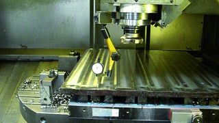 Bild 1: Bei der Schruppzerspanung einer mit Magnettechnik gespannten Stahlplatte wird eine Planparallelität von weniger als 0,02 mm erzielt. (Archiv: Vogel Business Media)