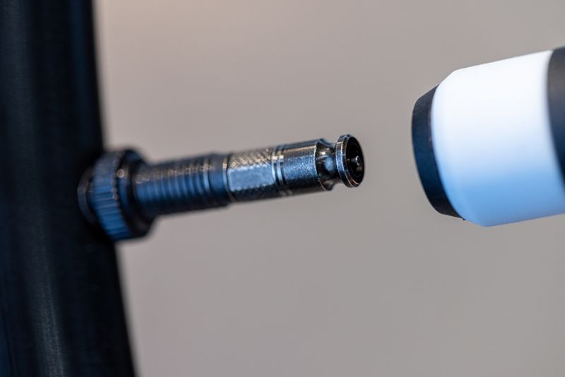 Mit dem „Clik Valve“ (SCV) hat der deutsche Reifenspezialist Schwalbe ein neues Ventilsystem auf den Markt gebracht, das das Aufpumpen von Fahrradreifen deutlich erleichtern soll. Zudem soll es laut Hersteller Verschleiß am Pumpenkopf vermeiden und die Tubeless-Montage durch einen um 50 Prozent höheren Luftdurchfluss vereinfachen. Zum Pumpen lassen sich Pumpenkopf und Ventil mühelos aufeinanderstecken und danach ohne Luftverlust wieder abziehen. Laut Schwalbe ist der Kraftaufwand dafür sehr gering und die Bewegung auch mit nur zwei Fingern möglich. Neben Umrüst-Sets bietet Schwalbe mittlerweile auch neue Schläuche mit Clik Valve an. Diese sind ab 9,90 Euro in unterschiedlichen Reifengrößen erhältlich. (Bild: www.schwalbe.com | pd-f)