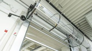 Die Spirale und der innen liegende Antrieb bei den sich rasant bewegenden Turbolux-Spiraltoren sind durch eine transparente Wellenverkleidung vor schädigenden Einflüssen geschützt. (Bild: Hörmann)