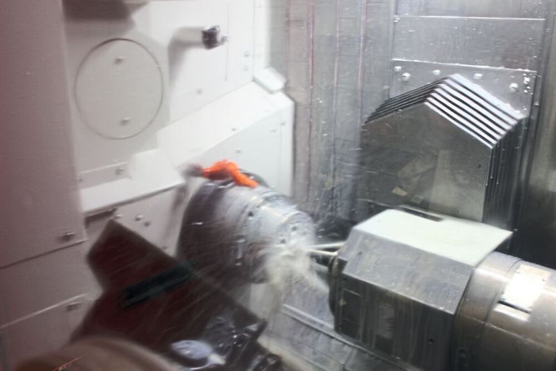 Vorteil eines hochwertigen, kombinierten Dreh-Fräszentrums: Sind die komplexen Werkstücke richtig eingestellt, macht die Maschine mannlos alles selbst. Das Stangen­material geht vorne rein …  (Weiss)