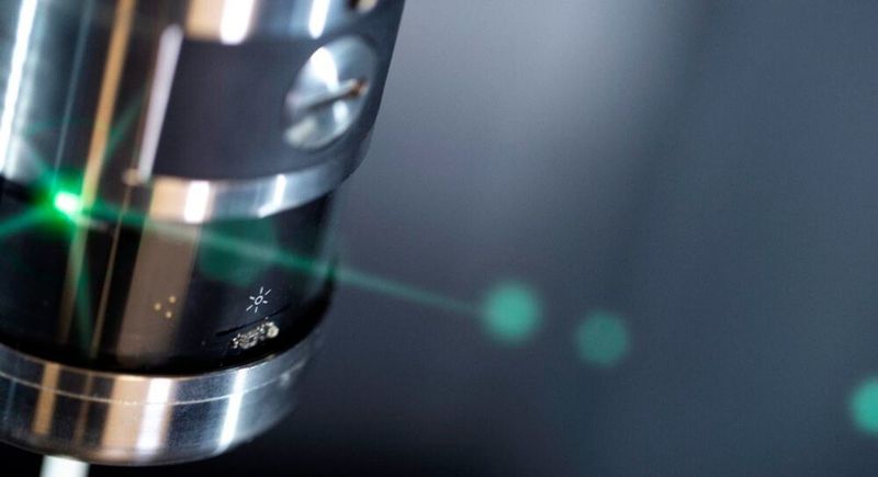 Ganz neu bei Renishaw ist die Funktion Opti-Logic. Auf diesem Spindelmesstaster RMP60 ist das entsprechende Symbol aufmarkiert. Das Opti-Logic-Verfahren erlaubt die vereinfachte manuelle Konfiguration des Tasters, per Smartphone und entsprechender App.  (Renishaw)