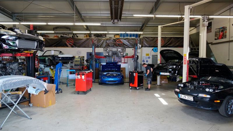 Im Petersfeld 4 ticken die Uhren anders als in einer klassischen Werkstatt. Kein Wunder, schließlich zaubern die SPSler einem MX-5 auch bis zu 450 PS unter die Haube, mit Zulassung. Wer keine solche benötigt, bekommt bis zu 700 PS aus 1,8L-Hubraum – irre! (Bild: Rosenow – VCG)