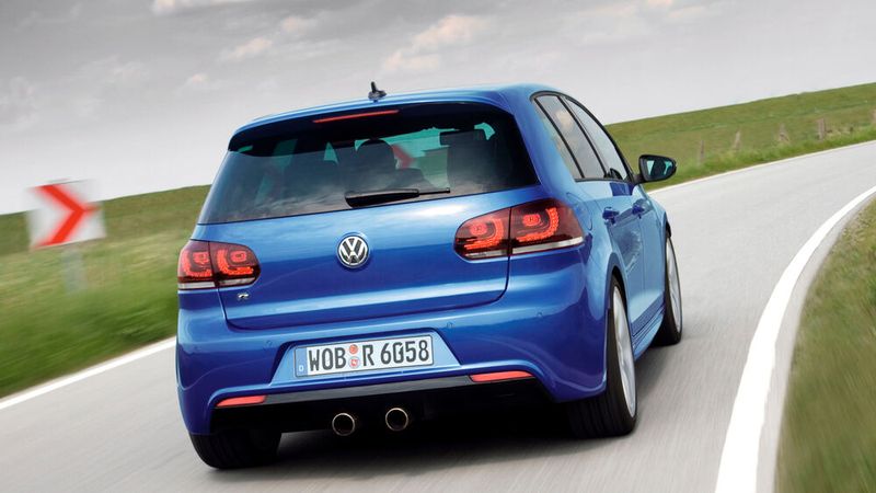 Sportliches Sahnehäubchen im Modellportfolio der späteren Golf-Generationen ist der „R“. Hier die Version der Generation 6. Der Golf R wurde als R32-Nachfolger auf der IAA 2009 vorgestellt. Er wird von einem 2,0 l FSI-Reihenvierzylinder mit Turbolader angetrieben, der 199 kW (270 PS) bei 6.000/min und ein Drehmoment von 350 Nm bei 2500 bis 5000/min leistet. Serienmäßig bietet der den Allradantrieb 4Motion. (Bild: Volkswagen AG)
