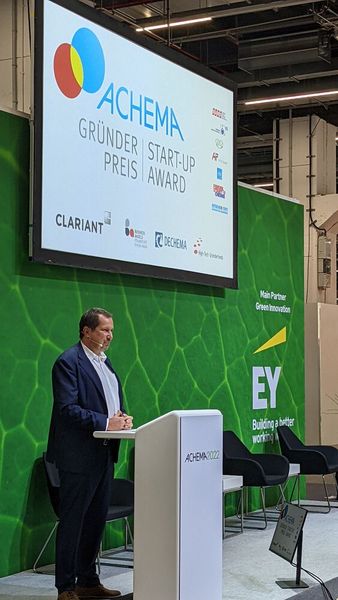 Andreas Förster, Geschäftsführer der Dechema, startet die Preisverleihung und betont die thematische Breite der Sieger. (Bild: Ernhofer/PROCESS)
