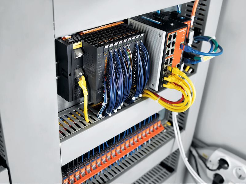 Dank schmalster Bauweise von nur 11,5 mm Modul¬breite und einer geringen Anzahl an Einspeisemodulen lassen sich Schaltschränke mit „u-remote“ deutlich kleiner aus¬legen und erhöhen die Flexibilität bei ihrer Gestaltung. (Bild: Weidmüller)