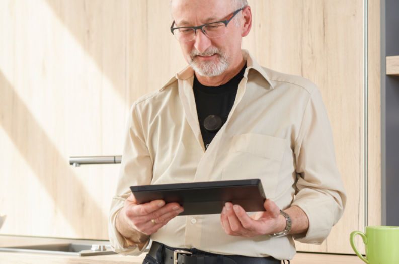 Das CardioSHIRT mit textilem Mehrkanal-EKG ermöglicht die komfortable Messung der elektrischen Herzaktivität im mobilen Einsatz. (Bild: Fraunhofer-Institut für Integrierte Schaltungen IIS)