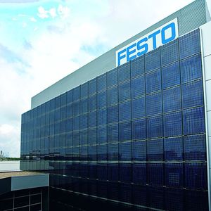 Nicht nur diejenigen, die große Außenfassaden mit Photovoltaik-Modulen bestücken, wollen wissen, was nach Ablauf der Lebensdauer mit den Modulen passiert. Bild: Festo