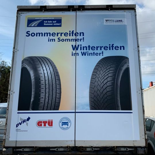 Insgesamt 26 Lkw werben aktuell auf den bundesdeutschen Straßen mit einem Plakat für den Reifenwechsel.(Bild:  Initiative Reifenqualität)