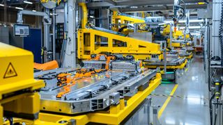 Grob-Werke und Mercedes-Benz kooperieren jetzt in Sachen Kapazitätsausbau für künftige Batteriegernerationen, wie der Autobauer verkündet. An neun globalen Standorten – viele in Deutschland – soll die Strategie von „Electric first“ zu „Electric only“ Wirklichkeit werden. (Mercedes-Benz)