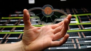 Die organischen Solarzellen von Dracula Technologies gewinnen aus dem Umgebungslicht ihre Energie. Damit eignen sie sich für den Einsatz in IoT-Geräten. Auf Batterie kann künftig verzichtet werden. (Bild: Dracula Technologies)