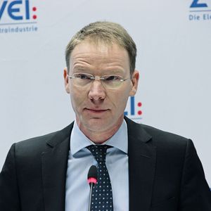 Dr. Andreas Gontermann, Chefvolkswirt des ZVEI: „Alles in allem geht der ZVEI davon aus, dass die preisbereinigte Produktion der deutschen Elektroindustrie 2017 um 1,5 % wachsen wird. Die nominalen Erlöse sollten dabei endlich wieder auf 182 Mrd. Euro – den bisherigen Höchstwert aus 2008 – steigen.“