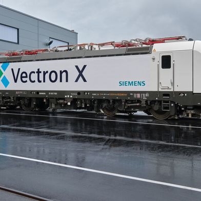 With the Vectron X, Siemens is expanding the proven Vectron platform into a digitally connected locomotive featuring an app store and integrated service processes. (Image:Richard Oed)