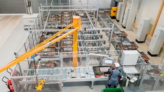 The Battery Lifecycle Company nutzt diese Anlage von Bosch Rexroth, um E-Auto-Akkus zu entladen und zu zerlegen. (Bild: Bosch Rexroth AG)