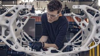 Im Autodesk-Technologiezentrum montierten die Mitglieder des Projektteams sorgfältig die Komponenten des Landers.  (Autodesk)