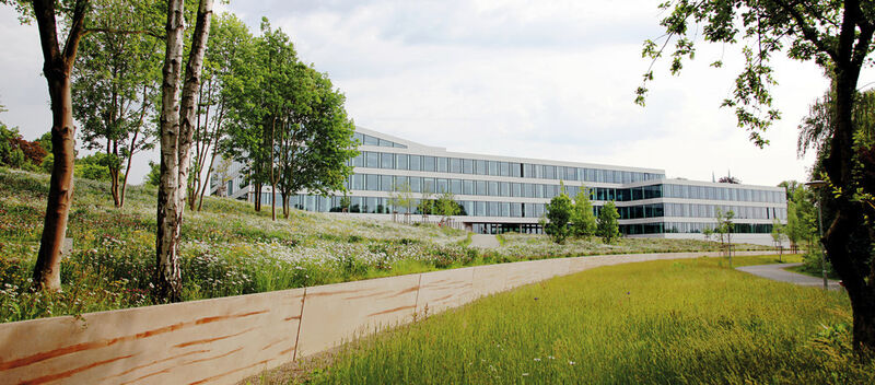 Das neue Forschungs- und Verwaltungsgebäude von Dräger in Lübeck. Auch wenn das Ergebnis unter dem der Vorjahresperiode geblieben ist: Der Auftragseingang der Drägerwerk AG & Co. KGaA ist in den ersten sechs Monaten gewachsen. Und zwar währungsbereinigt um 5,2 Prozent auf 1.249,3 Mio. Euro. (Drägerwerk AG & Co. KGaA)
