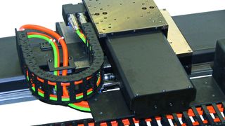 Kundenbeispiel: Kreuztisch aus zwei Linearschlitten inklusive Kabelführung. (Föhrenbach)