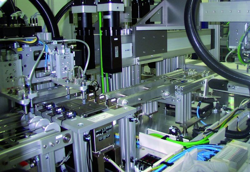 Figure 3: The Camoline modules for handling systems were used for custom automation of a production line for solar cells. (Archiv: Vogel Business Media)